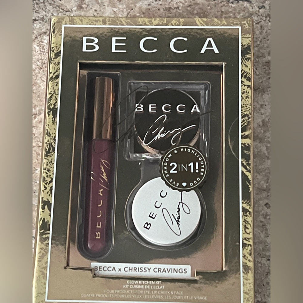 Limited Addition:Becca x Chrissy Cravings Kit. 2in1 eyeshadow & highlighter duo.